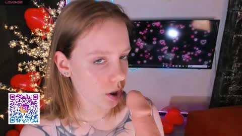 Snapshot of kitness_sky chatting on 02-16-25, 01:05 Kitness online show from 02-16-25, 01:05