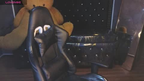 kitty_fox_b online show from 11-18-25, 01:04