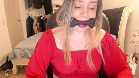 Snapshot of kittywantslove23 chatting on 09-16-25, 12:00 kittywantslove23 online show from 09-16-25, 12:00