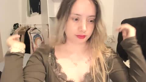 Snapshot of kittywantslove23 chatting on 10-14-25, 12:44 kittywantslove23 online show from 10-14-25, 12:44