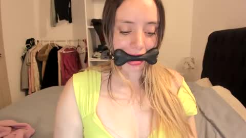 Snapshot of kittywantslove23 chatting on 10-15-25, 10:43 kittywantslove23 online show from 10-15-25, 10:43