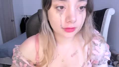 Snapshot of kittywantslove23 chatting on 10-19-25, 08:42 kittywantslove23 online show from 10-19-25, 08:42