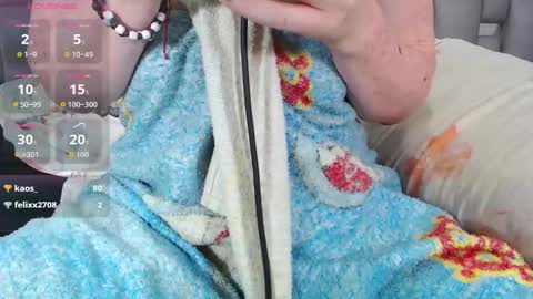 Snapshot of kittywhiteass chatting on 10-07-25, 12:35 kittywhiteass online show from 10-07-25, 12:35