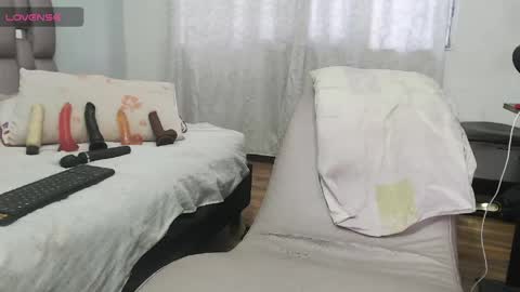 kittywhiteass online show from 04-12-26, 09:42