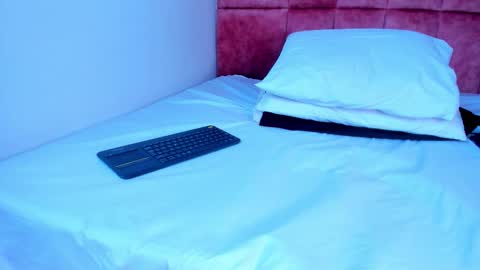 Snapshot of kittyy_milk chatting on 01-15-26, 07:28 K I T T Y Y online show from 01-15-26, 07:28