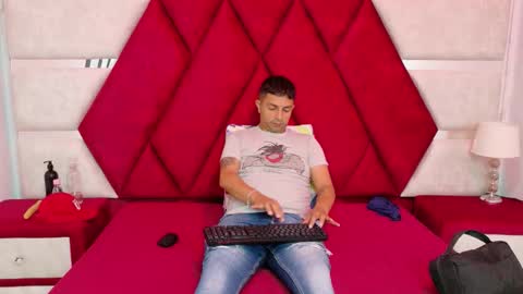 Snapshot of kity_spiderr chatting on 10-01-25, 12:33 Luisa y Jairo online show from 10-01-25, 12:33