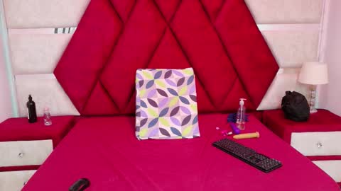 Snapshot of kity_spiderr chatting on 10-02-25, 01:18 Luisa y Jairo online show from 10-02-25, 01:18