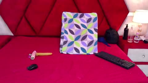 Snapshot of kity_spiderr chatting on 10-14-25, 02:18 Luisa y Jairo online show from 10-14-25, 02:18