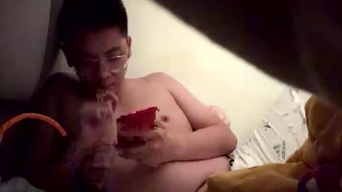 Snapshot of klcfboy chatting on 11-10-25, 05:17 Tom online show from 11-10-25, 05:17