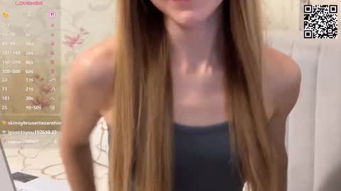 Snapshot of klikerstokens chatting on 12-04-25, 07:44 Louise and Mark online show from 12-04-25, 07:44