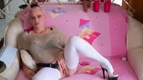 Snapshot of klitores chatting on 10-27-25, 03:10 ALYONA online show from 10-27-25, 03:10