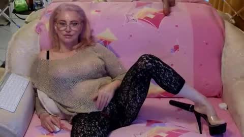 Snapshot of klitores chatting on 11-11-25, 02:00 ALYONA online show from 11-11-25, 02:00