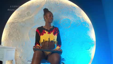 K L O E online show from 09-17-25, 12:07