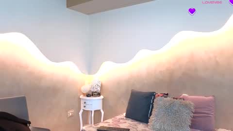 K L O E online show from 10-23-25, 12:15