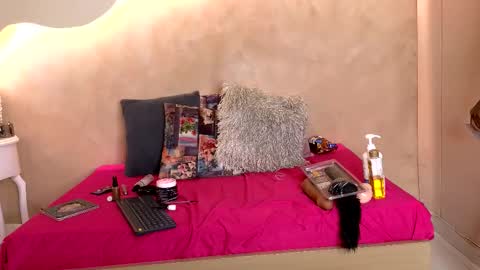 K L O E online show from 11-07-25, 07:36