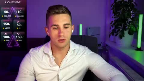 Snapshot of kochka25 chatting on 09-12-25, 01:44 Sweet boy online show from 09-12-25, 01:44