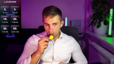 Snapshot of kochka25 chatting on 09-19-25, 05:35 Sweet boy online show from 09-19-25, 05:35