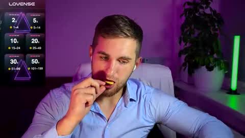 Snapshot of kochka25 chatting on 10-15-25, 10:21 Sweet boy online show from 10-15-25, 10:21