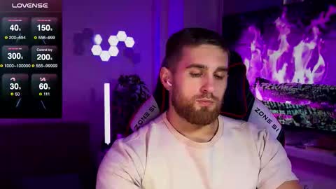 Snapshot of kochka25 chatting on 11-25-25, 01:33 Sweet boy online show from 11-25-25, 01:33