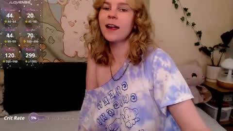 Snapshot of komorebbi chatting on 06-18-26, 11:31 Marta online show from 06-18-26, 11:31