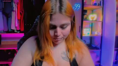 Snapshot of kpayton99 chatting on 05-08-26, 11:43 Khloe online show from 05-08-26, 11:43