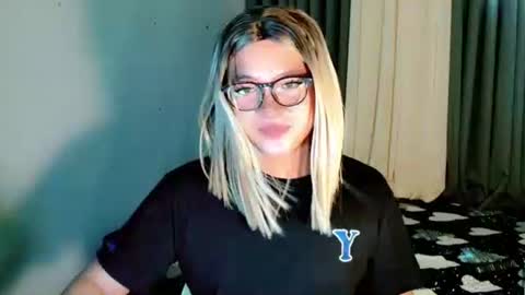 Snapshot of krezikeed chatting on 05-18-26, 01:24 krezikeed online show from 05-18-26, 01:24