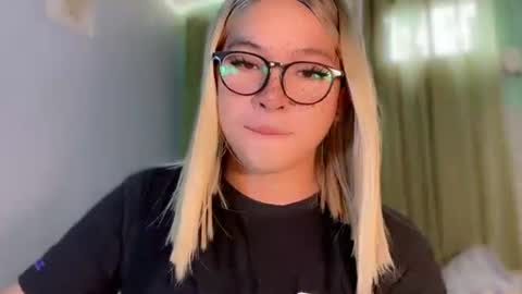 Snapshot of krezikeed chatting on 05-27-26, 05:59 krezikeed online show from 05-27-26, 05:59