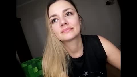 Snapshot of krisssexi chatting on 01-16-25, 05:33 KrissSexi online show from 01-16-25, 05:33