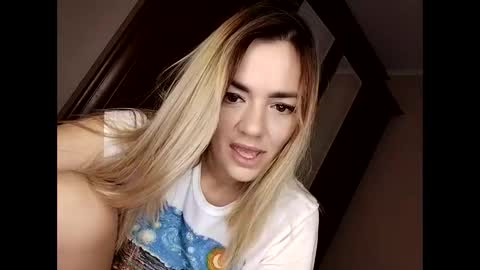 Snapshot of krisssexi chatting on 09-21-25, 04:03 KrissSexi online show from 09-21-25, 04:03