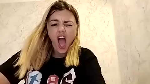 Snapshot of krisssexi chatting on 09-27-25, 06:51 KrissSexi online show from 09-27-25, 06:51