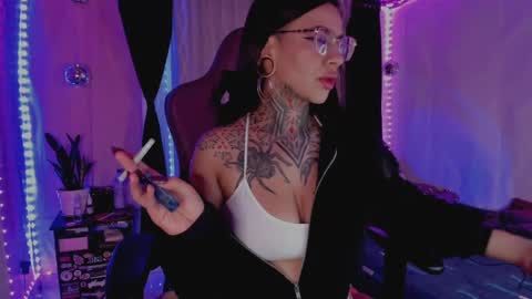 Snapshot of kristall_schwarz_ chatting on 02-13-25, 04:22 Kristall online show from 02-13-25, 04:22
