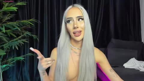 Snapshot of kristhedoll chatting on 10-23-25, 10:52 Kris the doll online show from 10-23-25, 10:52