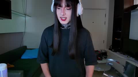 Snapshot of kristinaholland chatting on 03-11-25, 05:02 kristina online show from 03-11-25, 05:02