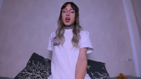 Snapshot of kristinaholland chatting on 10-16-25, 09:38 kristina online show from 10-16-25, 09:38