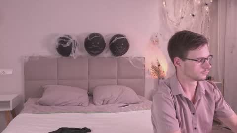 Snapshot of krutfrut chatting on 10-26-25, 02:34 Fluffy and Krut online show from 10-26-25, 02:34