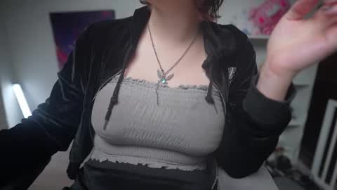 Snapshot of krystalsyxx chatting on 03-09-25, 03:01 Krystal Syx online show from 03-09-25, 03:01