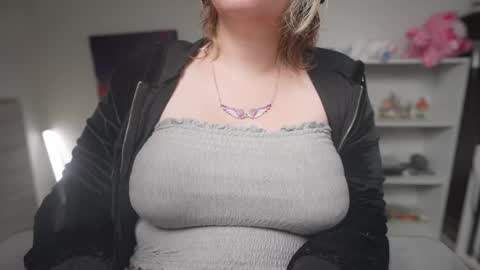 Snapshot of krystalsyxx chatting on 09-26-25, 05:28 Krystal Syx online show from 09-26-25, 05:28