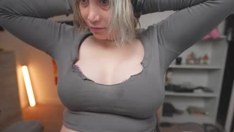 Snapshot of krystalsyxx chatting on 11-08-25, 05:45 Krystal Syx online show from 11-08-25, 05:45