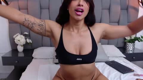 Snapshot of krystenfit chatting on 02-25-25, 04:10 kristenfit online show from 02-25-25, 04:10