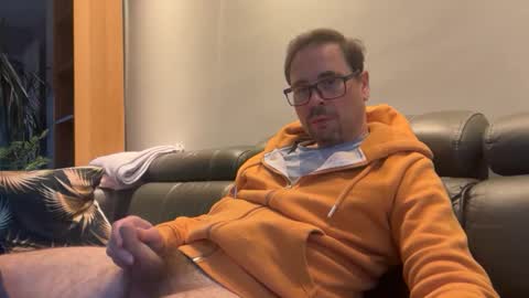 krzysztof1977 online show from 06-10-26, 08:30