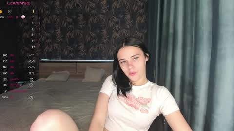 Snapshot of kseni_a chatting on 09-28-25, 03:17 Ksenia online show from 09-28-25, 03:17