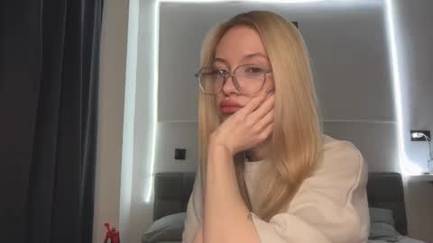 Snapshot of kvetapin chatting on 01-12-26, 12:16 Bella and Alexandra online show from 01-12-26, 12:16