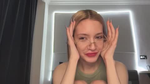 Snapshot of kvetapin chatting on 01-18-26, 05:22 Bella and Alexandra online show from 01-18-26, 05:22