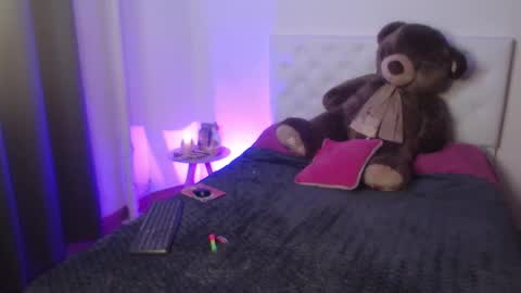 Snapshot of kylie444 chatting on 09-17-25, 01:40 Sara online show from 09-17-25, 01:40