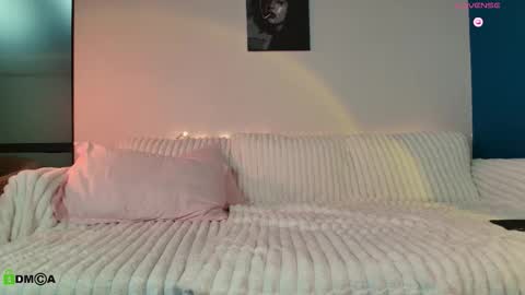 Snapshot of kylie_desire chatting on 10-03-25, 03:47 Kylie online show from 10-03-25, 03:47