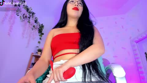 Snapshot of kylie_evans_18 chatting on 12-11-24, 07:42 Kylie online show from 12-11-24, 07:42