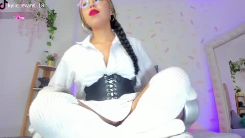 Snapshot of kylie_evans_18 chatting on 01-13-25, 03:56 Kylie online show from 01-13-25, 03:56