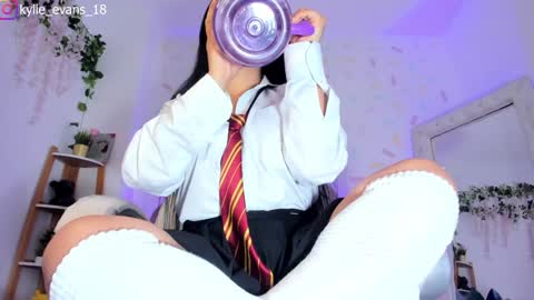 Snapshot of kylie_evans_18 chatting on 01-26-25, 04:20 Kylie online show from 01-26-25, 04:20