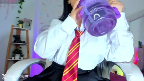 Snapshot of kylie_evans_18 chatting on 02-04-25, 03:15 Kylie online show from 02-04-25, 03:15