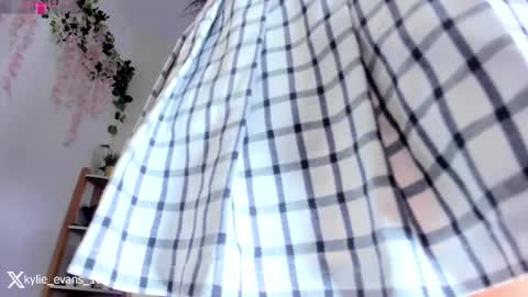 Snapshot of kylie_evans_18 chatting on 02-11-25, 05:40 Kylie online show from 02-11-25, 05:40